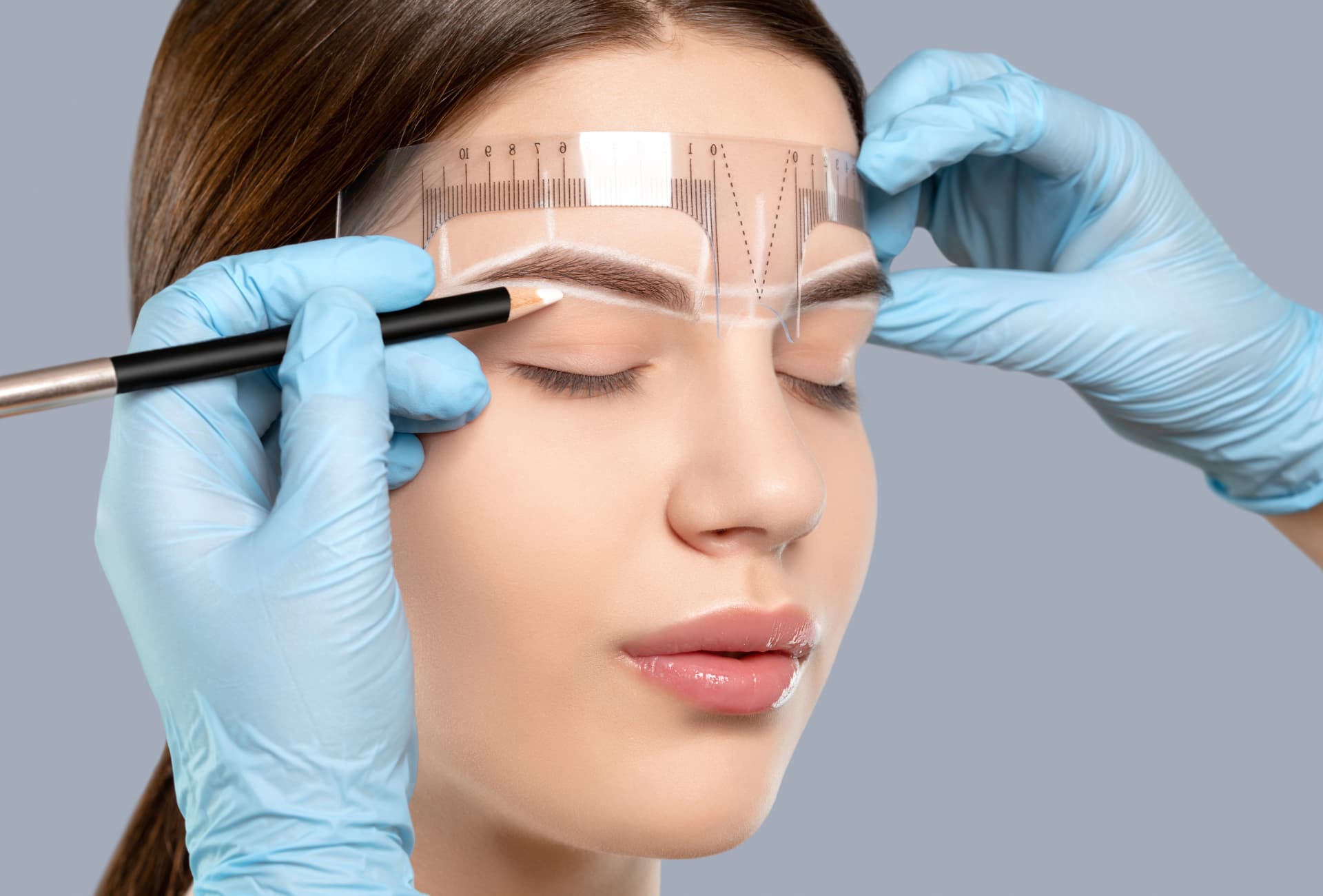 Vorzeichnung der Augenbrauenform vor dem Permanent Make-up